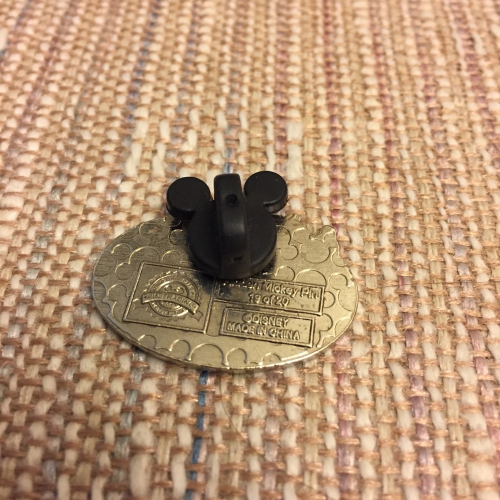 DISNEY PIN - Picture 2 of 2